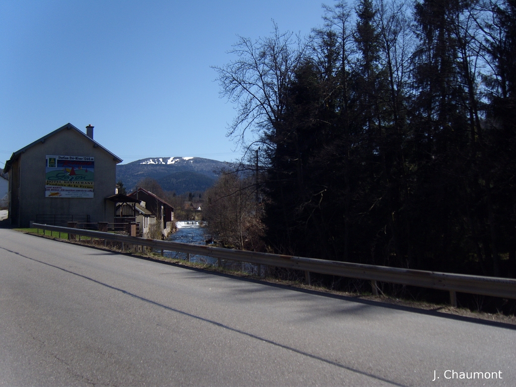 Le Ballon d'Alsace à Fresse-sur-Moselle, dans la perspective de la rivière.JPG